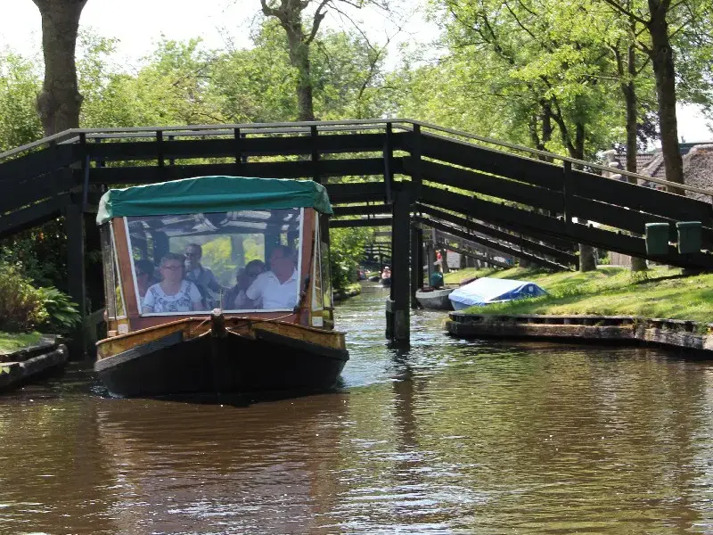 Navegar y andar en bicicleta por Giethoorn
