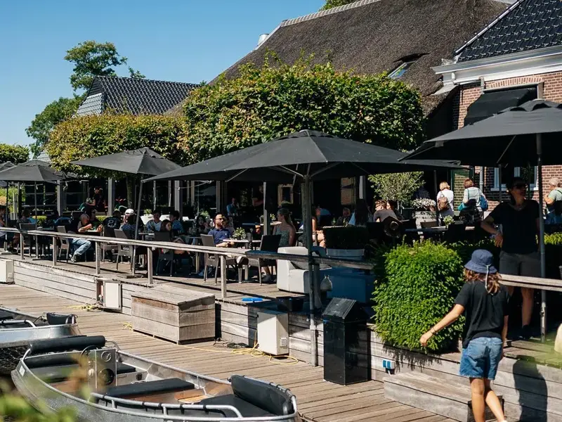 Navegar y hacer barbacoa en Giethoorn