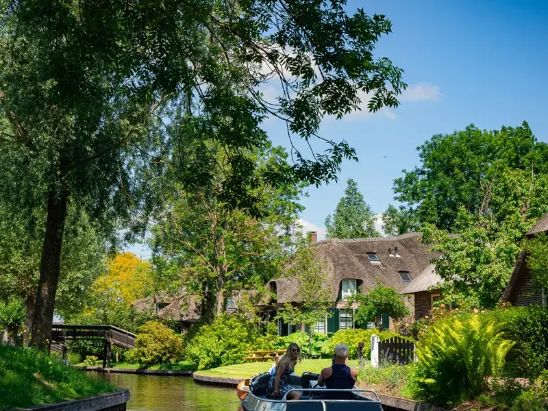 Escapa en barco Giethoorn