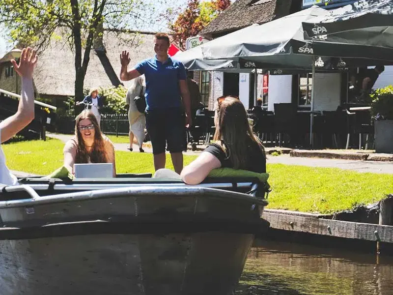 Sloep (8) con tabla de aperitivos y patrón